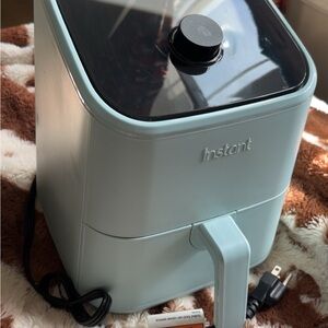 Instant Air Fryer in Light Blue